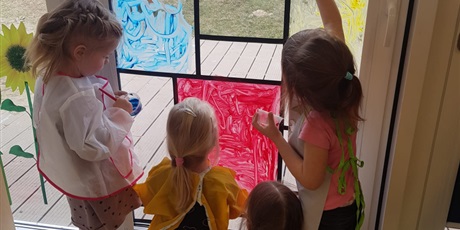 Powiększ grafikę: Dzieci malują na szybie