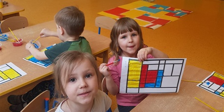 Powiększ grafikę: Dzieci odtwarzają malarstwo Mondriana.