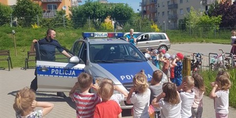 Powiększ grafikę: policjant-w-przedszkolu-276552.jpg