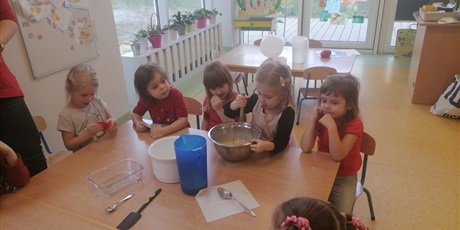 Powiększ grafikę: Dzieci robią babeczki walentynkowe